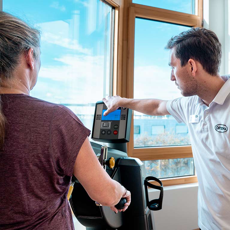 Mit Patientin am Gerät