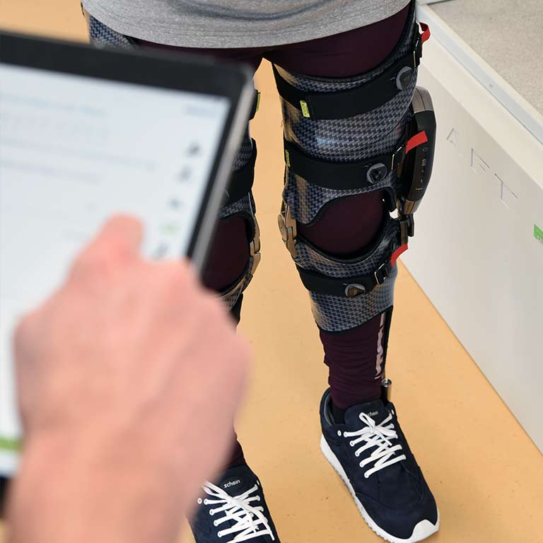 Patientin bei der Anprobe