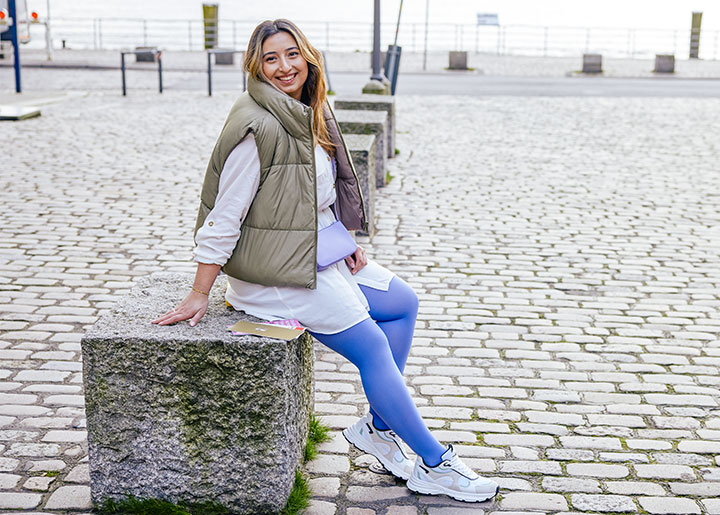 Frau trägt Kompressionsstrumpfhose